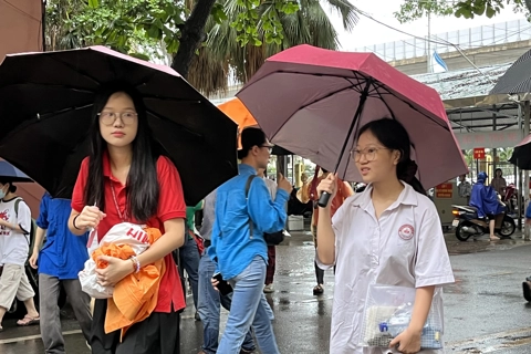 Hàng nghìn thí sinh vượt mưa lớn dự thi lớp 10 Trường THPT chuyên Khoa học xã hội & Nhân văn
