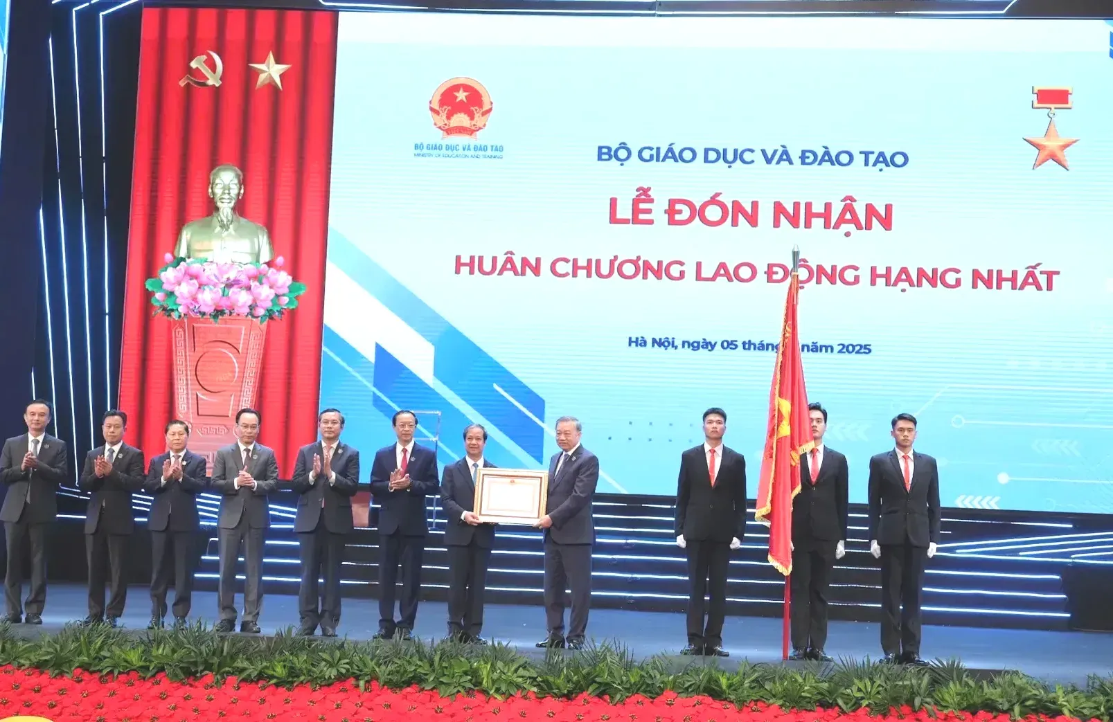Bộ GD&ĐT nhận Huân chương Lao động hạng Nhất tại Lễ khai giảng đặc biệt