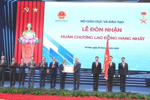 Bộ GD&ĐT nhận Huân chương Lao động hạng Nhất tại Lễ khai giảng đặc biệt