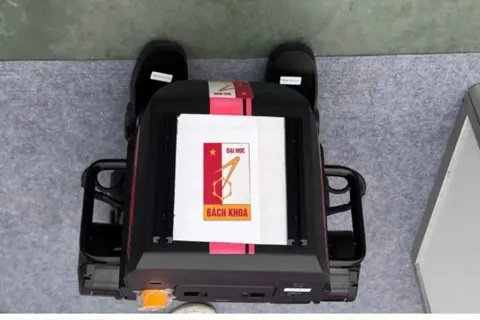 Robot hai chân dán logo Đại học Bách khoa Hà Nội: nhà trường xin rút kinh nghiệm