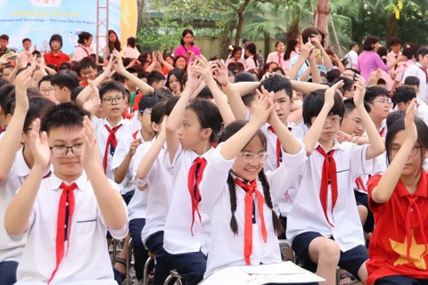 Huy động nghệ nhân, nghệ sĩ, vận động viên tham gia giáo dục trong nhà trường