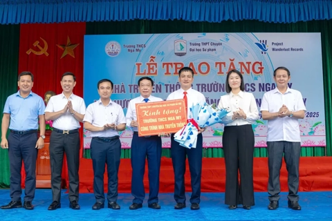 Trường THPT chuyên Sư phạm trao tặng Nhà truyền thống cho Trường THCS Nga My (Thái Nguyên)