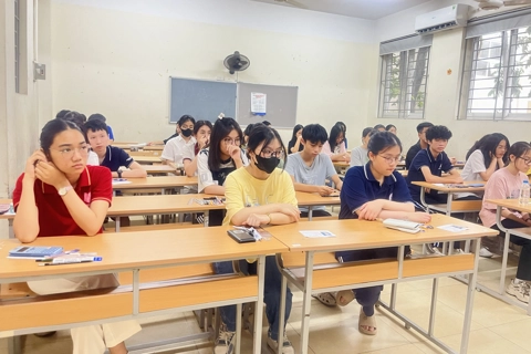 Khối chuyên Anh chiếm gần một nửa hồ sơ dự tuyển lớp 10 Trường THPT chuyên Ngoại ngữ