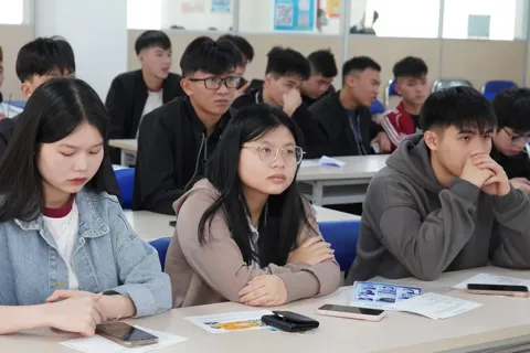 Để nhân viên lắp ốc vít, sửa chữa ô tô cũng có thể nói tiếng Anh tốt, đào tạo thế nào?