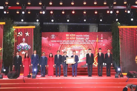 Trường Đại học Khoa học xã hội và nhân văn đón Huân chương Lao động hạng Nhất