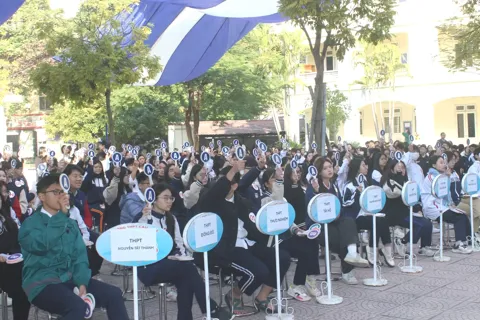 Hà Nội: học sinh THPT tranh tài tìm hiểu pháp luật qua sân chơi “Đấu trường 100”