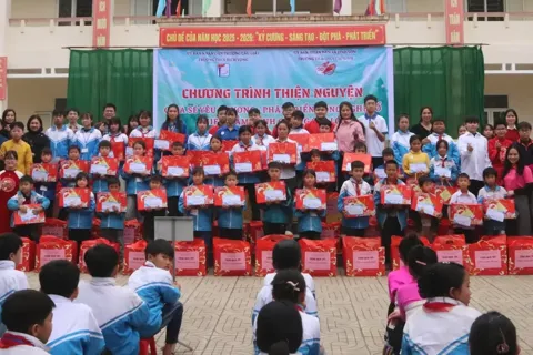 Thầy trò Hà Nội mang công nghệ số và yêu thương đến với bản En