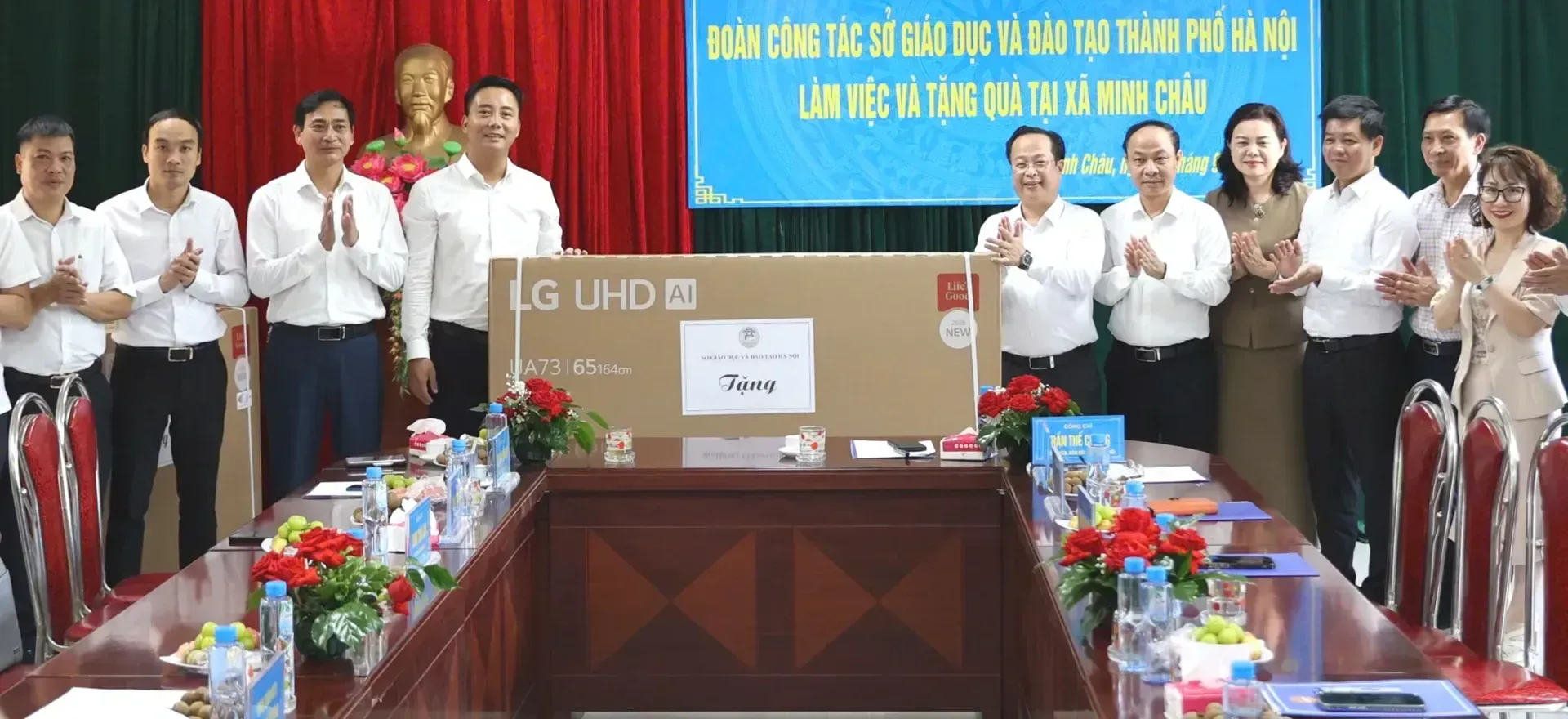 Sở GD&ĐT Hà Nội tặng quà học sinh xã đảo Minh Châu đầu năm học mới
