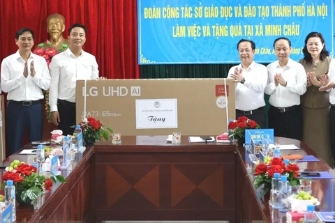 Sở GD&ĐT Hà Nội tặng quà học sinh xã đảo Minh Châu đầu năm học mới
