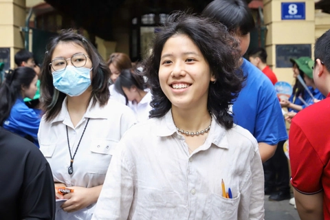 Thí sinh 2K7 thở phào, hoàn thành kỳ thi tốt nghiệp THPT 2025