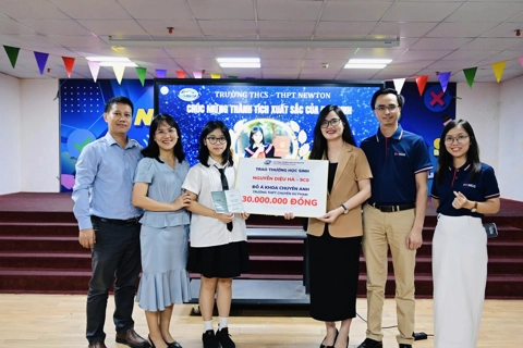Hà Nội: một ngôi trường thưởng khủng cho 2 học sinh đỗ Á khoa trường chuyên