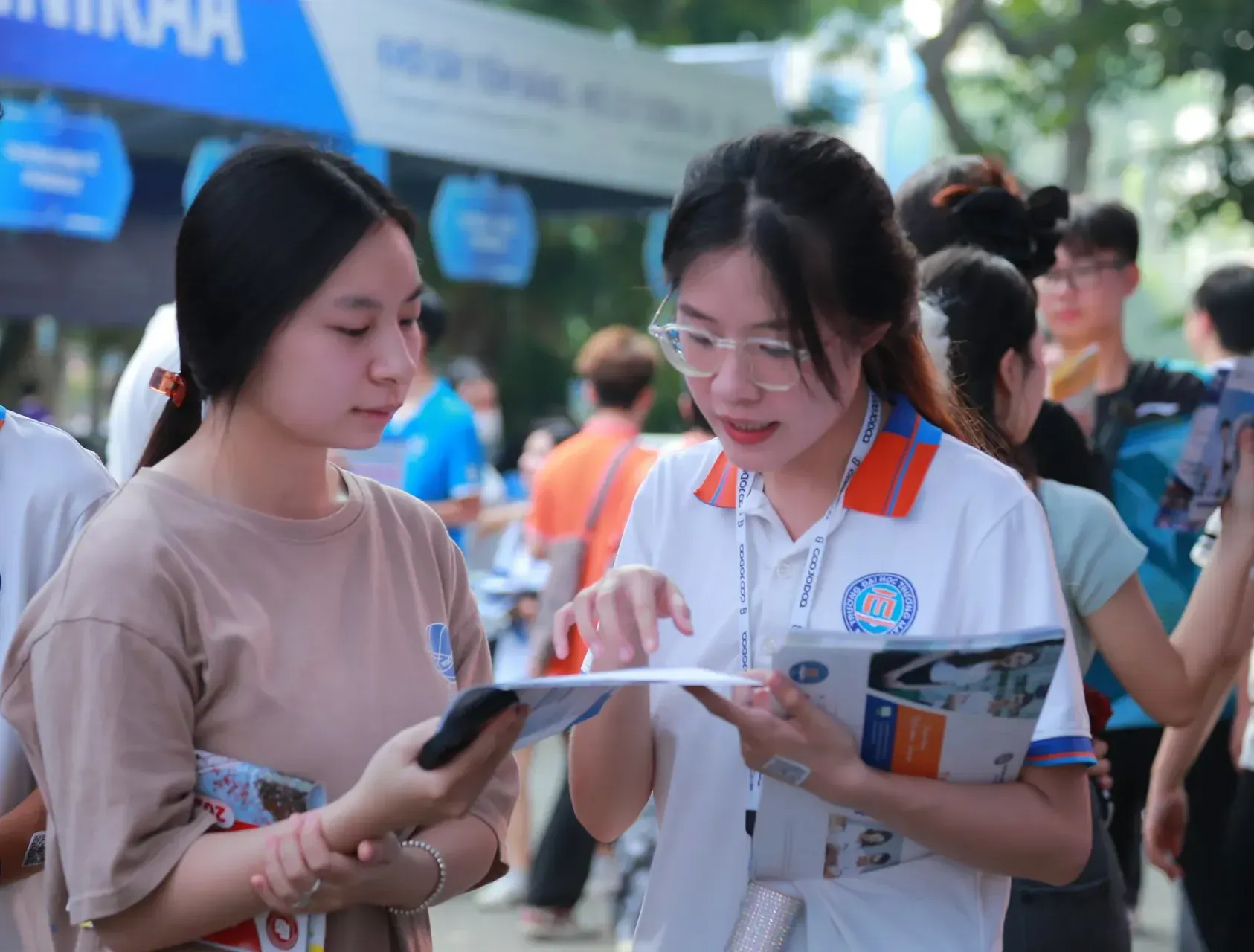 Tuyển sinh 2025: Nhiều thí sinh thở phào, số ít vẫn chênh vênh