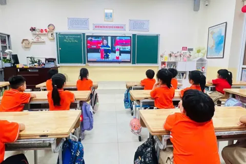 Ngày 8/10, học sinh Hà Nội học trực tuyến hoặc trực tiếp tuỳ từng khu vực