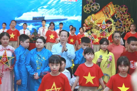 Ngành giáo dục Hà Nội tặng quà Trung thu cho học sinh các trường chuyên biệt