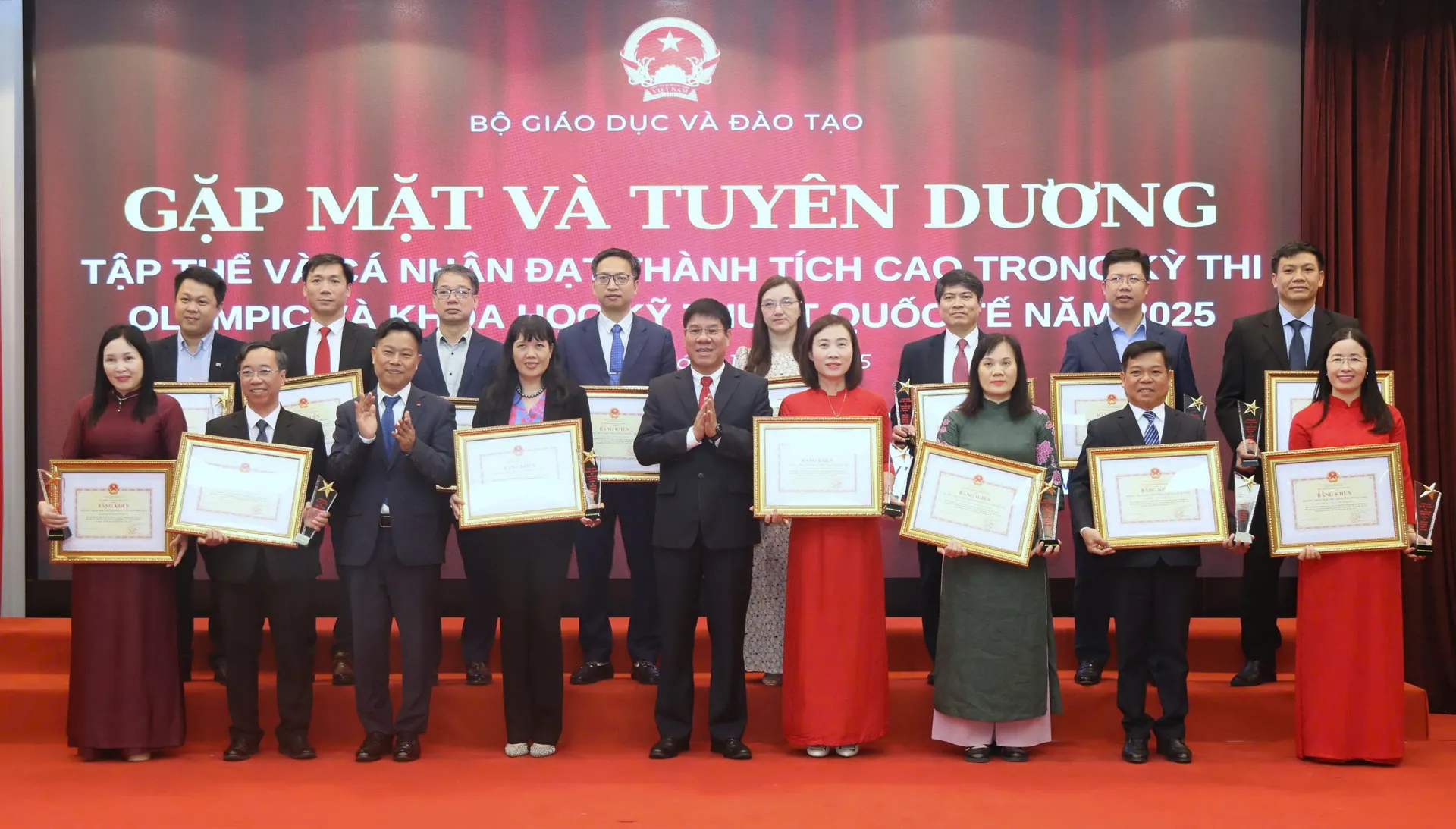 Bộ GD&ĐT khen thưởng học sinh, giáo viên đạt thành tích quốc tế năm 2025