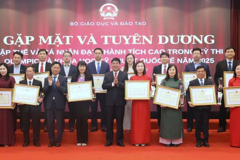 Bộ GD&ĐT khen thưởng học sinh, giáo viên đạt thành tích quốc tế năm 2025