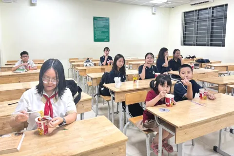 Mưa lớn kéo dài, nhiều trường học Hà Nội tổ chức lưu trú cho học sinh