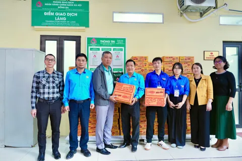 Hà Nội: Phường Láng tiếp nhận ủng hộ đồng bào lũ lụt miền Trung – Tây Nguyên