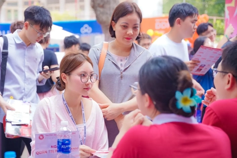 Tuyển sinh năm 2025: ngành hot, trường hot giảm điểm sàn, vì sao?
