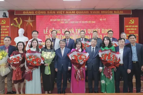 Học viện Y Dược học cổ truyền Việt Nam trao quyết định bổ nhiệm chức danh phó giáo sư