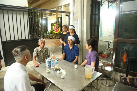 Ban ATGT TP Hà Nội thăm hỏi nạn nhân vụ lật tàu tại Quảng Ninh