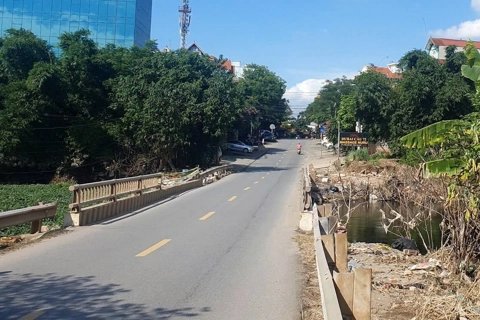 Hà Nội: cấm ô tô trên 16 chỗ qua cầu 72-II