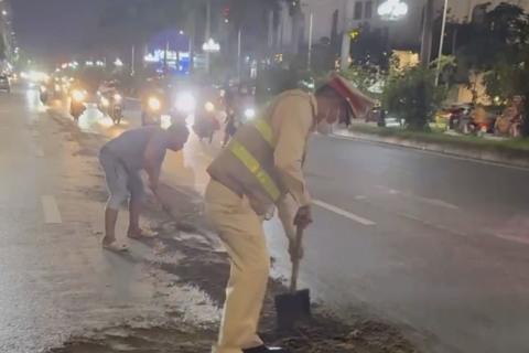 CSGT xử lý vết dầu loang trên đường Trịnh Văn Bô gây mất an toàn giao thông
