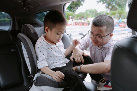 Hướng dẫn cụ thể về thiết bị an toàn cho trẻ em trên xe ô tô