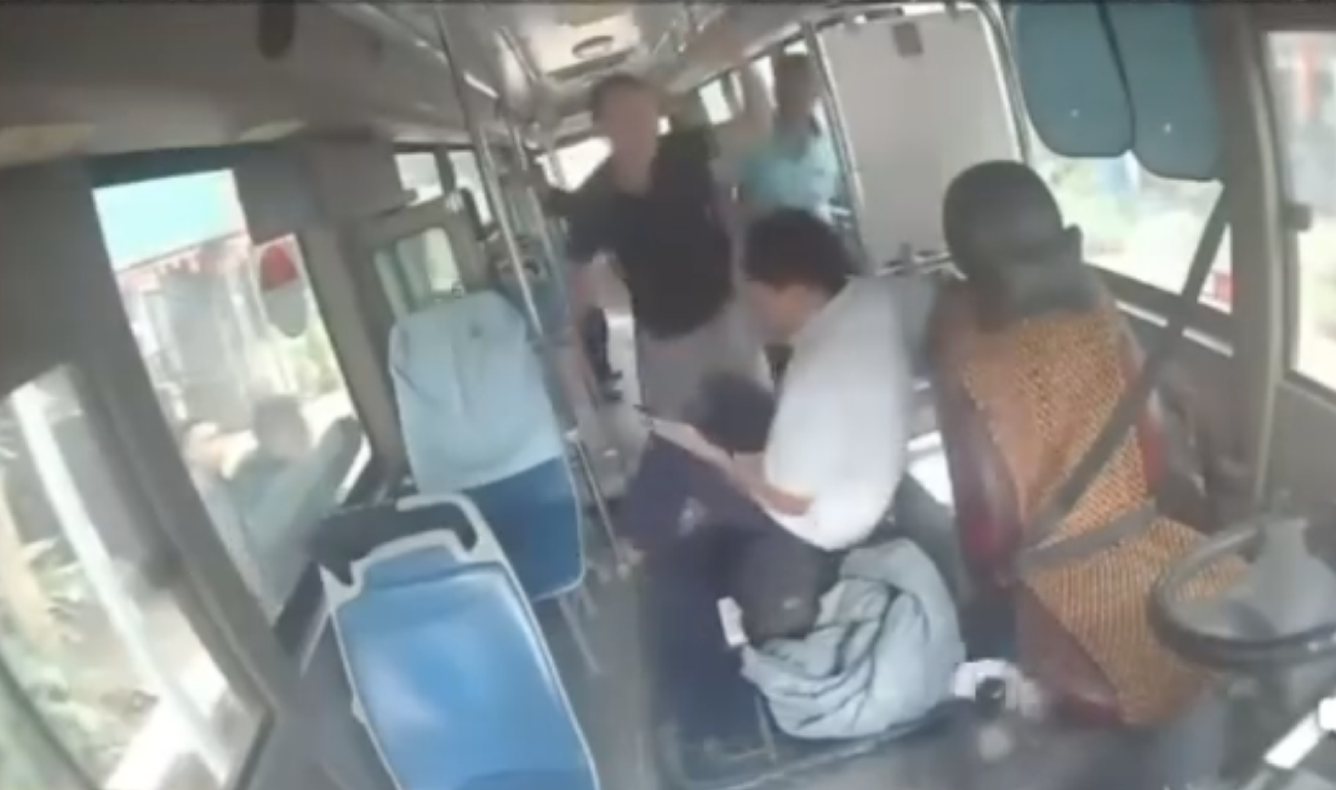 Lái xe buýt bị hành hung 