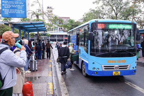 Xe buýt Hà Nội phục vụ tốt người dân đi lại dịp Tết