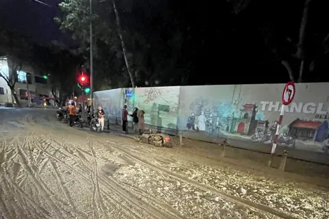 Tài xế ô tô gây đổ bùn nhão ra phố Tôn Đức Thắng