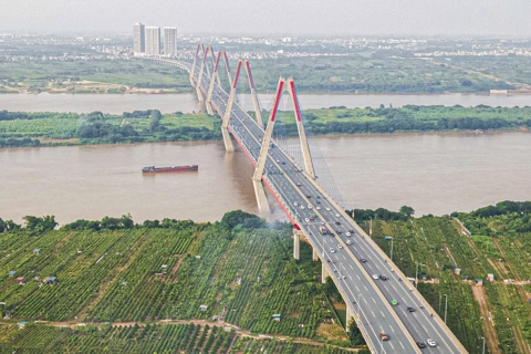 Tổ chức giao thông phục vụ thi công dải phân cách trên cầu Nhật Tân