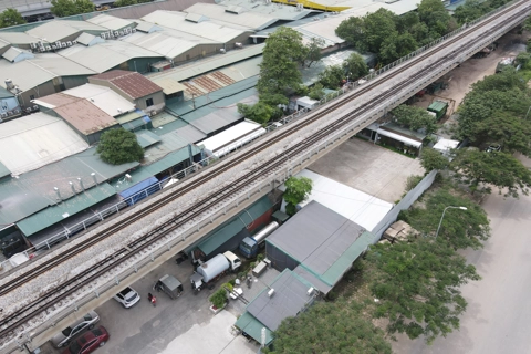 Đường sắt qua cầu Thăng Long bị đe dọa an toàn
