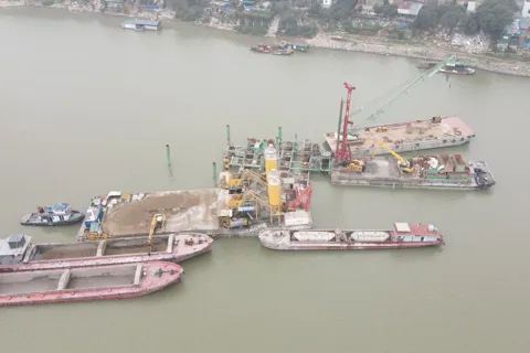 Ăn Tết tranh thủ, thi công khẩn trương cầu Trần Hưng Đạo
