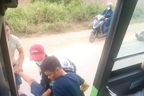 Hà Nội: Tài xế xe buýt kịp thời đưa người tai nạn đi cấp cứu

