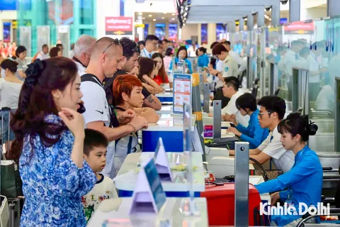 Mưa lớn khiến 90 chuyến bay bị ảnh hưởng 

