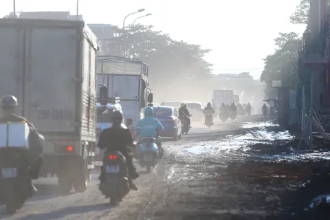 Thi công cầu vượt QL6 - Vành đai 4: trên khói bụi dưới bùn lầy lội 