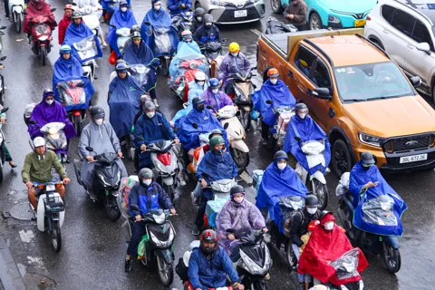 Người dân đội mưa trở lại Thủ đô sau kỳ nghỉ Tết Nguyên đán 