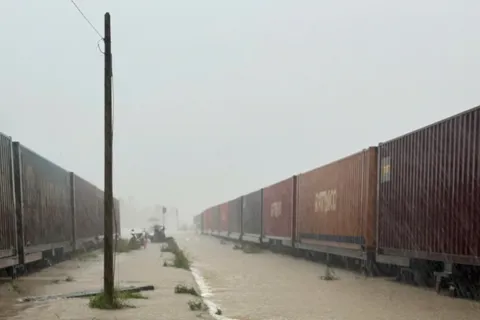 Nhiều chuyến tàu tạm hoãn do mưa ngập