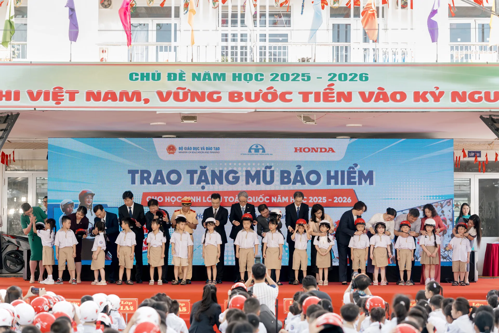 Trao tặng 1,8 triệu mũ bảo hiểm cho học sinh lớp một