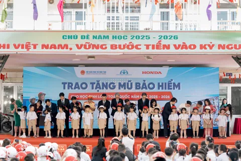 Trao tặng 1,8 triệu mũ bảo hiểm cho học sinh lớp một