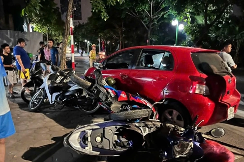 Xe ô tô con gây tai nạn liên hoàn tại Hà Nội