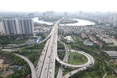 Sau kỳ nghỉ lễ 30/4 - 1/5, hàng vạn người dân trở lại Thủ đô, áp lực giao thông tăng cao
