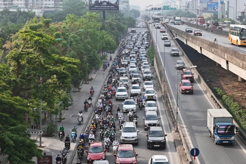 Đường phố Hà Nội lại đông đúc người và phương tiện sau kỳ nghỉ lễ 30/4 - 1/5
