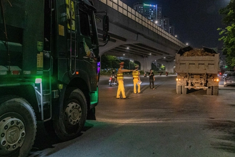 Đội Cảnh sát giao thông số 6: xử lý hàng loạt xe quá tải