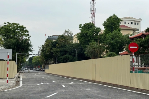 Rào chắn thi công ga ngầm trên đường Trần Hưng Đạo