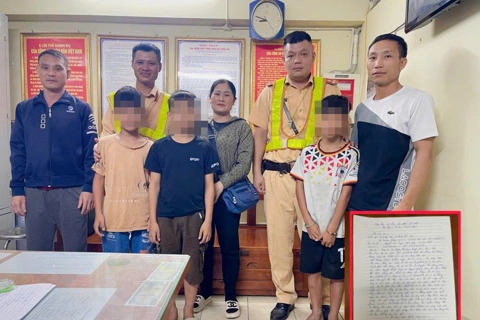 Hà Nội: 3 cháu bé đi lạc được CSGT hỗ trợ trở về với gia đình
