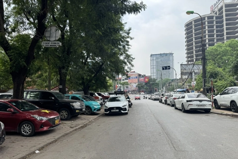 Công ty hết phép vẫn chiếm giữ vỉa hè, lòng đường để trông xe