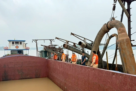 Hà Nội: bắt giữ 2 phương tiện khai thác cát trái phép trên sông Hồng
