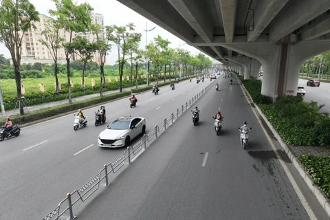 Dựng dải phân cách phân làn đường Võ Chí Công và Phạm Hùng
